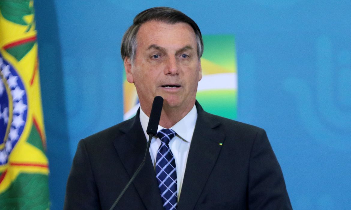 Coronavírus: Bolsonaro edita MP que permite suspensão de contrato de trabalho por 4 meses